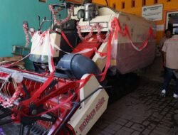 Tingkatkan Efisiensi Pertanian, Wabup Mimik Idayana Serahkan Bantuan Combine Harvester di Sukodono