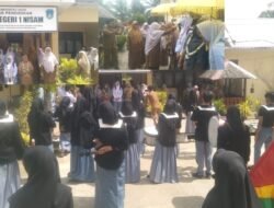 Dewan Guru Dan Siswa SMA Negeri 1 Nisam Menyambut Kepulangan Nurliya Fitrina mengikuti OSN Tingkat Nasional.