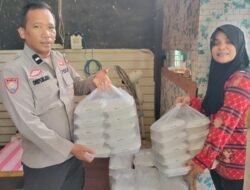 Sat Binmas Polres Ogan Ilir Gelar Jumat Berkah dengan Membagikan Nasi Kotak di Wilayah Indralaya