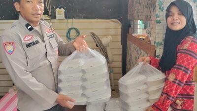 Sat Binmas Polres Ogan Ilir Gelar Jumat Berkah dengan Membagikan Nasi Kotak di Wilayah Indralaya