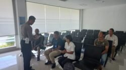 Kanit Regident Polres Karangasem Memberikan Sosialisasi Leafleat, Tentang Penggolongan SIM C kepada Masyarakat