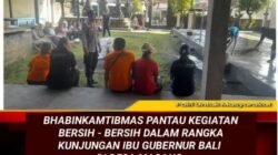Bhabinkamtibmas Pantau Kegiatan Bersih – Bersih, Jelang Kunjungan Ibu Gubernur Bali di Desa Macang
