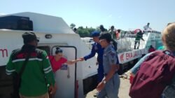 Pastikan Keamanan dan Kenyamanan Wisatawan, Sat Polairud Polres Karangasem Kawal Aktivitas Penyeberangan di Dermaga Rakyat Padangbai