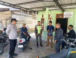 Babinsa Ingatkan Perangkat Desa Blang Kekumur Pentingnya Kedisiplinan dalam Bekerja