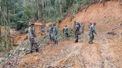Gotong Royong Satgas TMMD Bersama Warga Bersihkan Jalur di Desa Kute Keramil