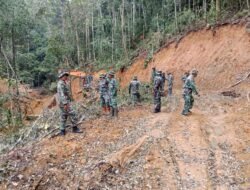 Gotong Royong Satgas TMMD Bersama Warga Bersihkan Jalur di Desa Kute Keramil