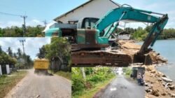 Diduga Tanpa Seijin BWS Bali Penida, Proyek Pengaman Sungai Menggunakan Batu Bolder Merusak Jalan Kabupaten