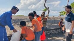 Wujudkan Lingkungan Sehat, Sat Polairud Polres Karangasem Ajak Pelajar dan Warga Bugbug Bersihkan Pantai