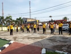 Jaga Kebugaran dan Soliditas,Personel Polsek Belitang III Gelar Olahraga Rutin di Halaman Mako