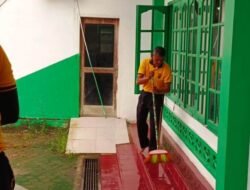 Jumat Bersih Kapolsek Idi Rayeuk Pimpin Anggota Gotong Royong di Mesjid Baitul Manan