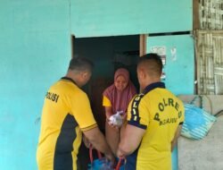 Polsek Jatikalen Bagikan Nasi Bungkus Jumat Berkah untuk Warga dan Pengguna Jalan