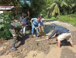 Babinsa Koramil Ketol Gelar Karya Bakti Bersama Warga di Desa Buge Ara