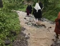 Sejak Jaman Penjajahan Kolonial Belanda, Masyarakat Dusun Tenggulun Tidak Pernah Merasakan Infrastruktur Jalan Yang Layak.