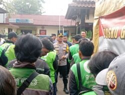 KAPOLRES METRO TANGERANG KOTA GELAR “JUM’AT PEDULI” BAGIKAN BANSOS UNTUK OJEK ONLINE DI BATUCEPER