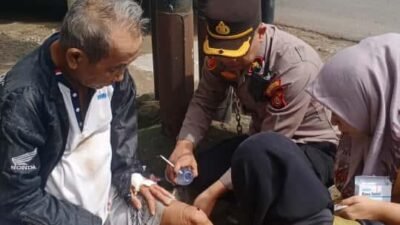 Kapolsek Sukarami Palembang,Kompol Alex Andriyan ,Sigap Beri Bantuan Pada Lansia Alami Kecelakaan
