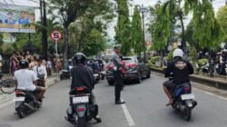 Antisipasi dan Cegah Lakalantas, Anggota Lantas Polres Karangasem Sebrangkan Siswa Siswi SMP N 2 Amlapura