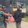 Personel Operasi Damai Cartenz Gelar Kegiatan Humanis, Bagikan Sembako kepada Warga Distrik Paniai Timur