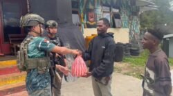 Personel Operasi Damai Cartenz Gelar Kegiatan Humanis, Bagikan Sembako kepada Warga Distrik Paniai Timur