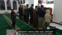 Sholat Subuh Berjamaah Wujud Kedekatan TNI dengan Masyarakat di Jagong Jeget