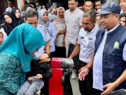 Ny. Marlina Muzakir Serahkan Kursi Roda untuk Anak Disabilitas Aceh