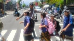 Antisipasi dan Cegah Lakalantas, Anggota Lantas Polres Karangasem Sebrangkan Siswa Siswi SD Negeri 4 Subagan