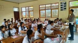 Melalui Police Goes To School Sat Lantas Polres Karangasem Sosialisasikan Safety Riding kepada Siswa Siswi SMP N 4 Amlapura