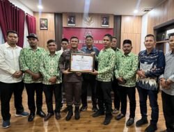 Dinobatkan Sebagai Bapak Anti Korupsi Kajari Bireuen Terima Penghargaan dari Apdesi Cabang Bireuen