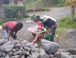 Babinsa Koramil 06/Jagong Gelar Karya Bakti Bersama Warga di Desa Bukit Sari