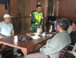 Babinsa Koramil 04/Bintang Jalin Komsos dengan Warga Desa Mengaya