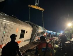 Brimob Amankan Lokasi Anjloknya Kereta Purwojaya di Bekasi, Seluruh Penumpang Dievakuasi Menggunakan Bus Menuju Stasiun Cikampek