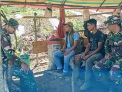 Anggota Satgas TMMD Manfaatkan Waktu Istirahat untuk Komsos dengan Warga di Linge