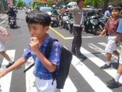Polisi Sahabat Anak, Anggota Lantas Polres Karangasem, Sebrangkan Siswa Siswi SD Negeri 4 Subagan