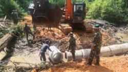 Satgas TMMD Kodim 0106/Aceh Tengah dan Warga Gotong Royong Pasang Gorong-Gorong di Desa Kute Keramil