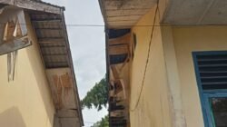 Plafon Gedung SDN Sidogede Belitang Memprihatinkan,Kepsek Diduga Jarang Berangkat Kesekolah