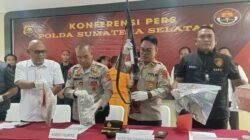 Pres Release Tersangka Tembak Pencuri Sawit DiHadiri Kapolsek Sanga Desa IPTU Joharmen