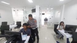 Personil Lantas Berikan Uji Teori Avis Komputerisasi Bagi Pemohon SIM Baru