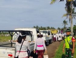 Pastikan Kegiatan Berjalan Aman dan Lancar, Babinsa Manggissari Kawal Iringan Ratusan Umat Saat Melaksanakan Upacara Melasti di Pulukan