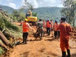 Respons Cepat TNI-Polri dan PUPR Tangani Longsor Akibat Hujan Deras di Trenggalek