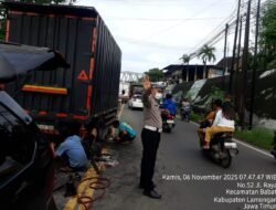 Quick Respon Polsek Babat Evakuasi Truk Patah As Roda di Jalan Raya Simpang 3 Mira, Arus Lalin Kembali Lancar
