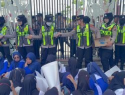 Aksi Humanis: Polwan Bojonegoro Berbagi Air Mineral Kepada Massa Unjuk Rasa