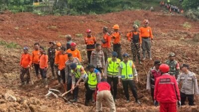 Proses Pencarian 21 Warga Korban Tanah Longsor Cibeunying, Polri Kerahkan 155 Personel dan 4 Anjing Pelacak
