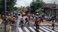 Cegah dan Antisipasi Lakalantas Terhadap Pelajar, Anggota Lantas Polres Karangasem Laksanakan Penyebrangan kepada Para Pelajar 
