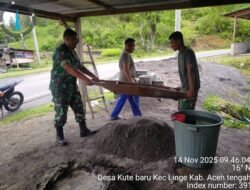 Babinsa Koramil 05/Linge Bantu Warga Rehab Rumah di Desa Kemerleng