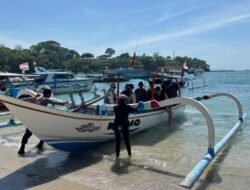 Bentuk Kepedulian Polairud Polres Karangasem, Bantu Warga Nelayan Dorong Sampan saat Air Laut Surut 