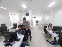 Personil Lantas Laksanakan Berikan Teori Avis Komputerisasi, kepada Pemohon SIM Baru