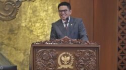 UU Ruang Udara Ketuk Palu di Hari Guru Nasional, Pantun Endipat Meriahkan Sidang Paripurna
