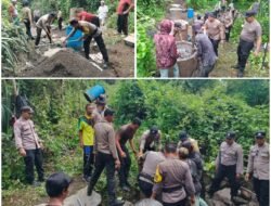 Permudah Akses Jalan Para Pelajar dan Warga Tianyar, Personil Polsek Kubu Bangun Jembatan Penyeberangan