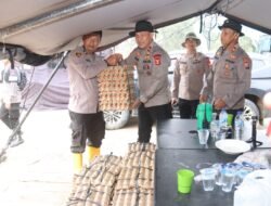 Polisi Bagikan Makanan Untuk Korban Banjir, Redam Kepanikan dan Pastikan Distribusi Bantuan Tetap Lancar