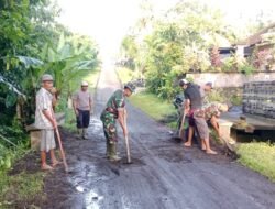 Babinsa dan Warga Desa Yeh Sumbul Gelar Karya Bakti, Normalisasi Saluran Air dan Pembersihan Lingkungan