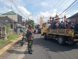 Babinsa Batu Agung Kawal Iringan Warga saat Prosesi Upacara Pitra Yadnya (Ngaben), Menjamin Keamanan Warga